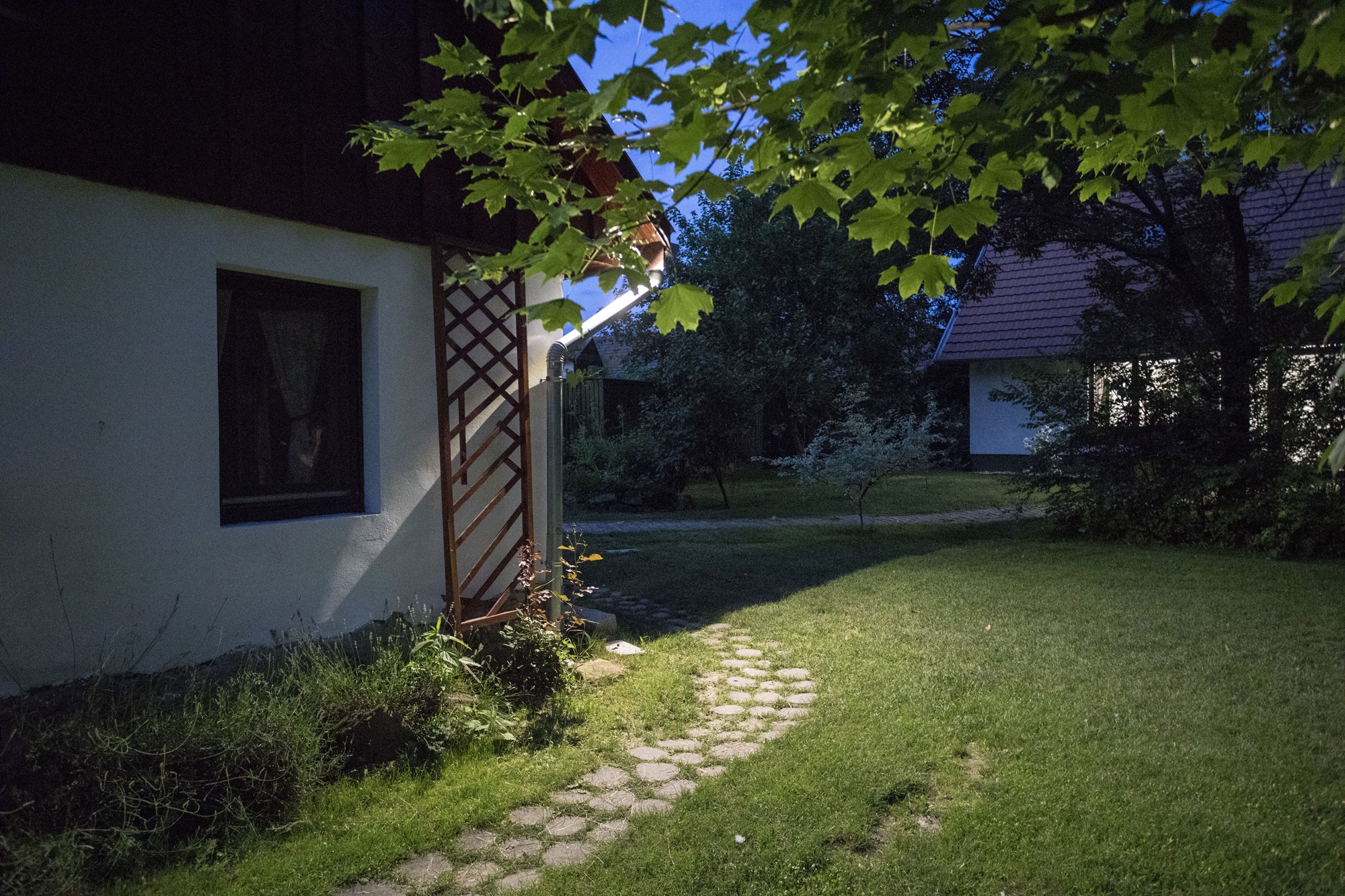 Kert_es_udvar_-_Szent_Borbala_Vendeghaz_-_Ersekvadkert_(2)